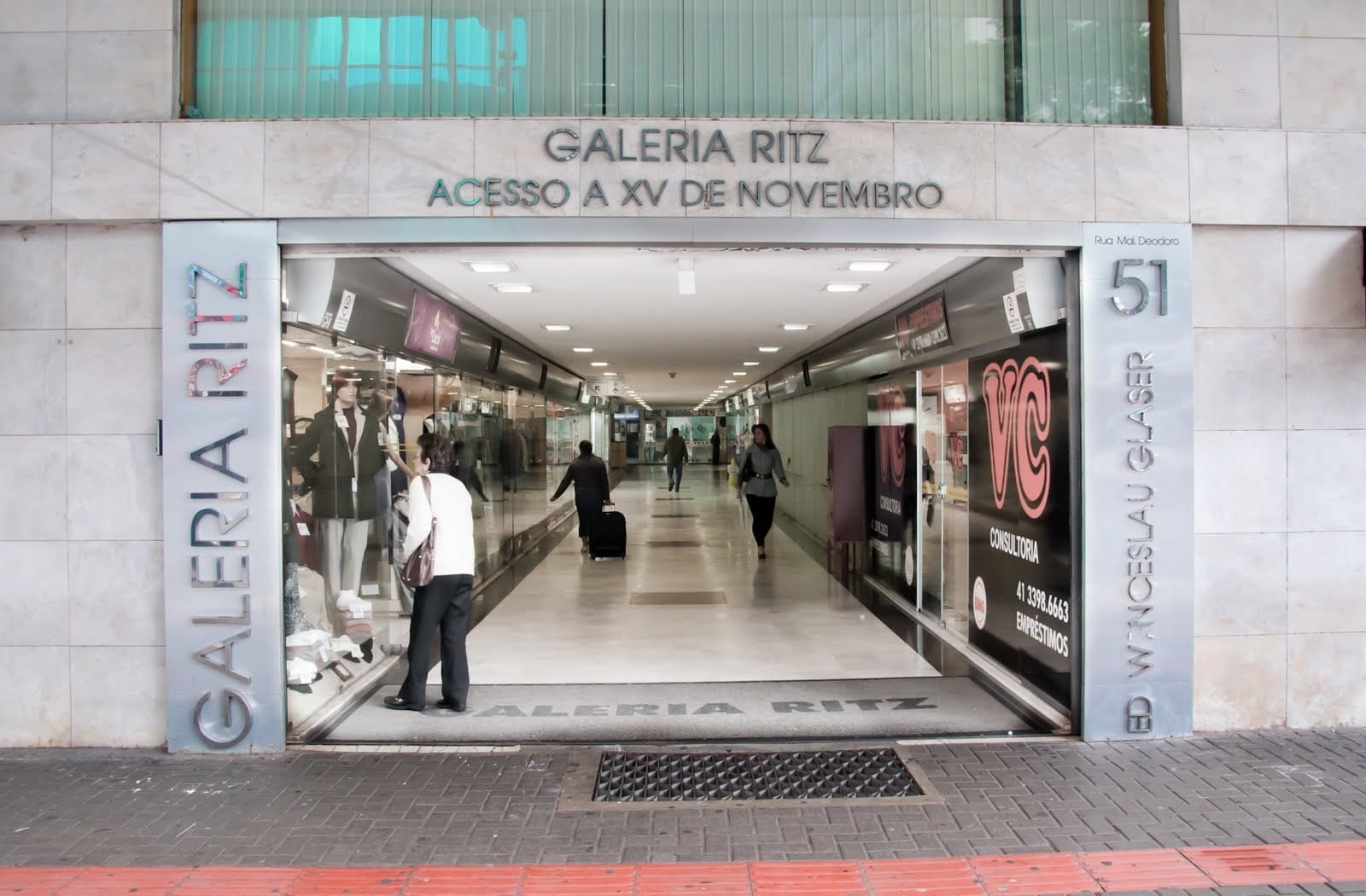 Zenith Sun Bronze | Bronzeamento Estético em Curitiba Fachada e entrada da Galeria Ritz na Rua Marechal Deodoro 51 em Curitiba, novo endereço da Zenith Sun Bronze