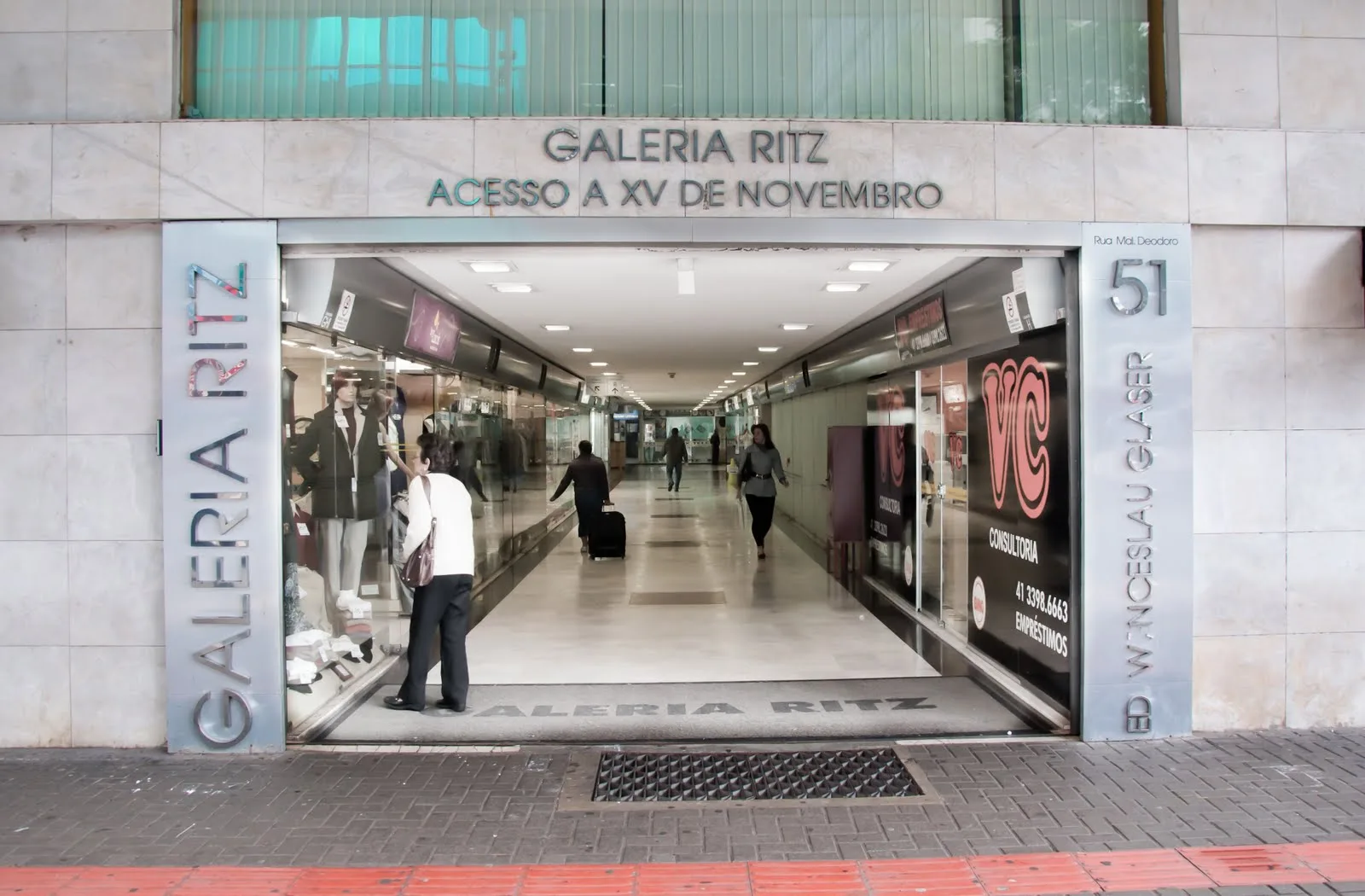 Zenith Sun Bronze | Bronzeamento Estético em Curitiba Fachada e entrada da Galeria Ritz na Rua Marechal Deodoro 51 em Curitiba, novo endereço da Zenith Sun Bronze